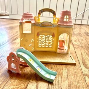 Calico Critters Nursery - Charming Playhouse with Slide - Yellow and Pink